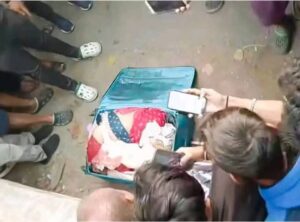 ট্রলিব্যাগে মুণ্ডহীন দেহ, পাকড়াও দুই মহিলা।