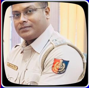 নিজের সার্ভিস রিভলবার থেকে গুলিবিদ্ধ পুলিশ অফিসার।