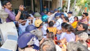 মন্ডল সভানেত্রীর সম্বন্ধে কু-রুচিকর মন্তব্য, প্রতিবাদে থানা ঘেরাও&hellip;