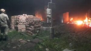 জ্বলন্ত বাড়ির সামনের গাছ থেকে উদ্ধার গৃহকর্তার ঝুলন্ত&hellip;