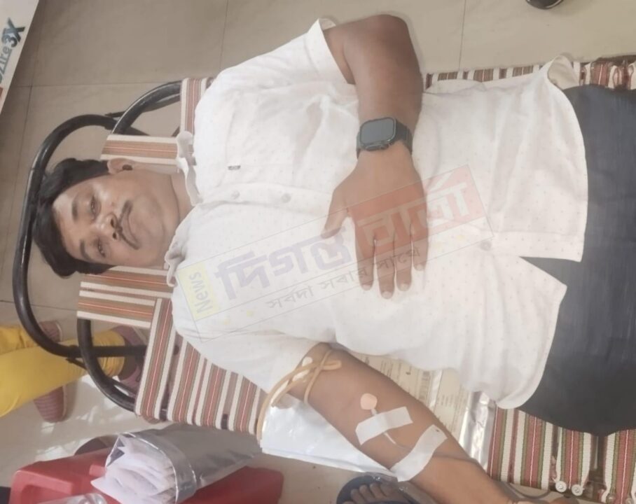 রোজা রেখে থ্যালাসেমিয়া রোগে আক্রান্ত নাবালক ঋজু গায়েনকে রক্ত দিলেন সফিউদ্দীন মিদ্দে।