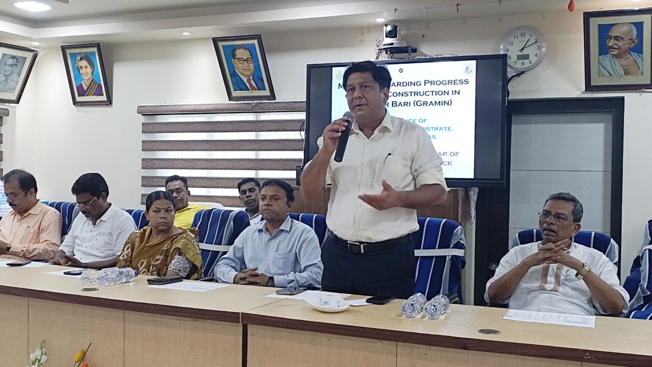 বাংলার বাড়ি (গ্রামীণ) গৃহ নির্মাণের অগ্রগতি নিয়ে বিশেষ বৈঠক জেলা শাসকের।