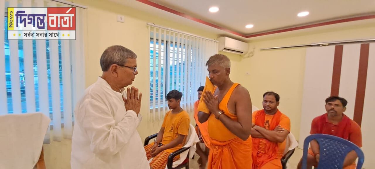 উত্তর প্রদেশের নিখোঁজ পুণ্যার্থীর পরিবারের সাথে দেখা করলেন সুন্দরবন উন্নয়ন মন্ত্রী।