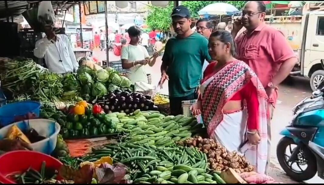 The administration raided the vegetable market to bring market prices under control.