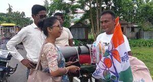 শহীদ সমাবেশে যোগ দিতে সাইকেলে রওনা দিলেন এনামূল।