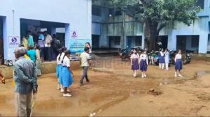 Closed class স্কুল খোলা, পড়ুয়ারাও উপস্থিত, কিন্তু বন্ধ&hellip;