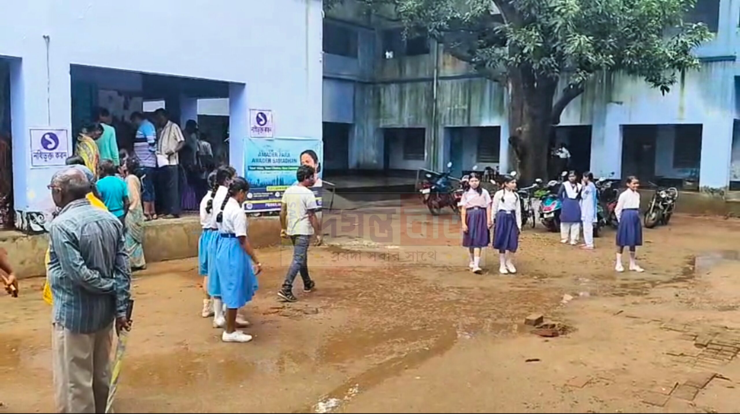 Closed class স্কুল খোলা, পড়ুয়ারাও উপস্থিত, কিন্তু বন্ধ&hellip;