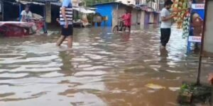 Submerged রাজপুর-সোনারপুর পুরসভার একাধিক ওয়ার্ড এখনও জলমগ্ন।