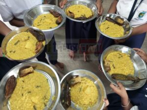 স্কুলের মিড ডে মিলে খিচুড়ি ও ইলিশ –&hellip;